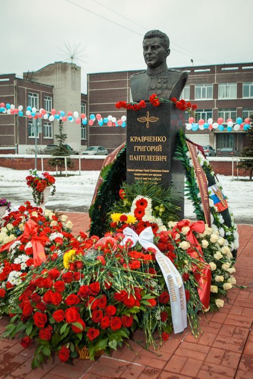 Памятник генералу Кравченко на месте его гибели в посёлке Синявино