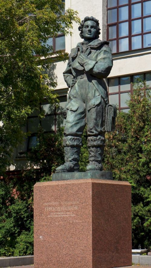 Памятник В.С. Гризодубовой в Москве