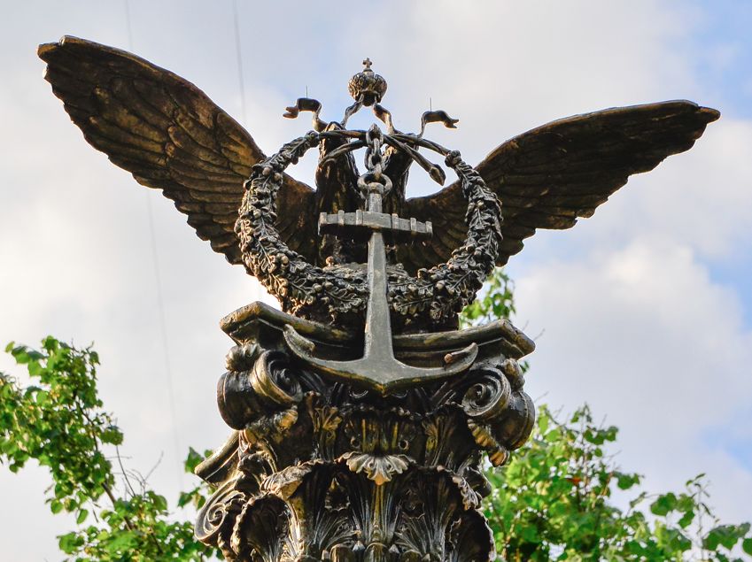 Памятник затопленным кораблям, орёл.