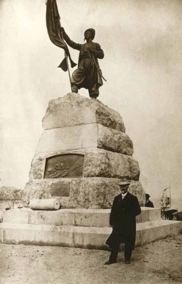 Адамсон рядом с памятником в Тамани