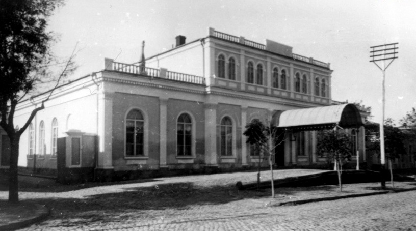 Здание Дворянского собрания, в котором находилась Крымская библиотека имени И. Франко до 2009 года. Фото из библиотечных фондов.