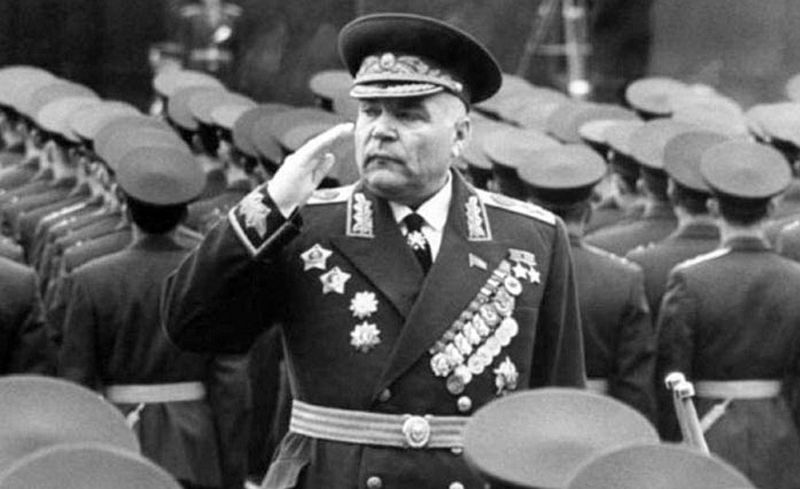 Парад принимает министр обороны СССР, маршал Советского Союза Родион Яковлевич Малиновский