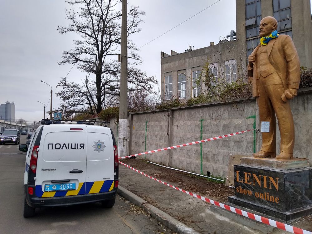 Предприниматели установили памятник Ленину на Петровском рынке в Киеве и решили заработать – за фото с памятником просили 20 гривен ($8), за видео – 50 грн (около $18). Однако вскоре прибыла полиция – Ильича не спасла жёлто-голубая ленточка, памятник оперативно демонтировали и увезли.