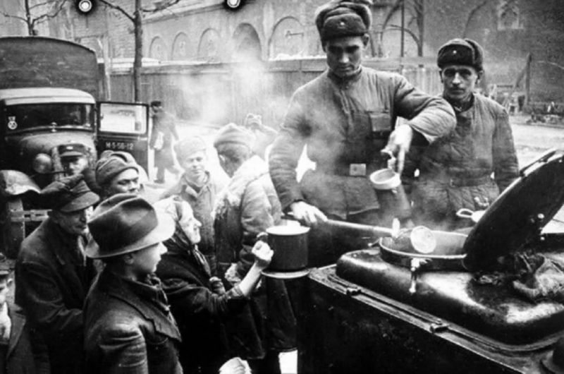 Берлинцы получают горячую пищу от красноармейцев. Май 1945 г.