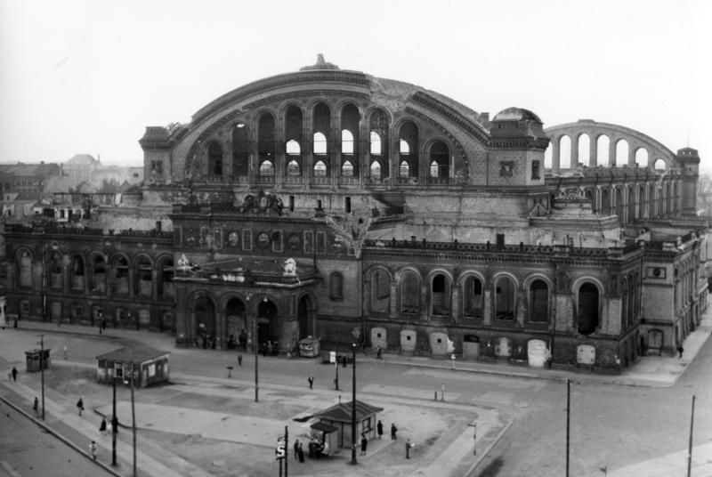 Анхальтский вокзал в Берлине. Май 1945-го, первые дни после капитуляции Германии