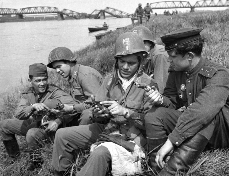 Представители союзнических армий в непосредственном общении. Вдали виден мост через Эльбу