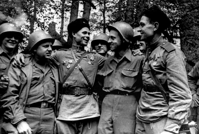 Советские и американские военнослужащие во время встречи на Эльбе