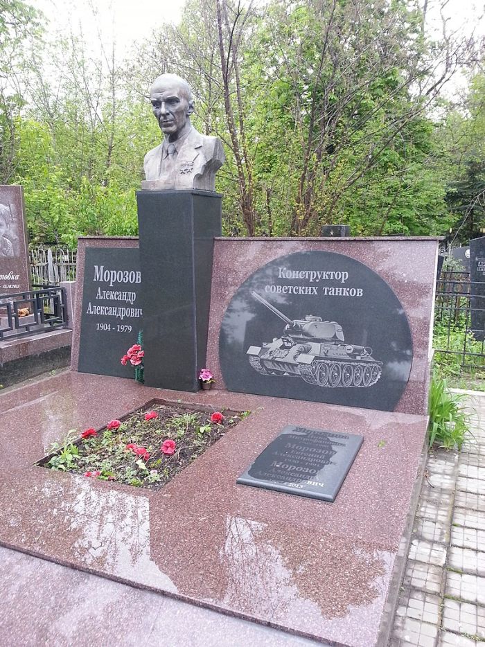 Памятник Александру Морозову на его могиле в Харькове