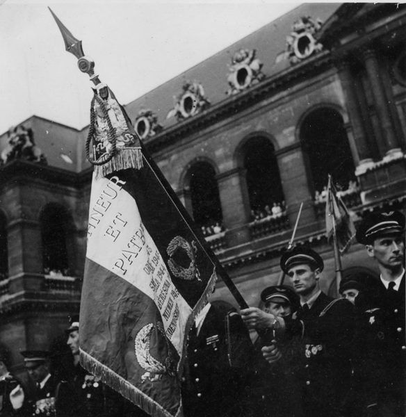 Летчики авиаполка «Нормандия-Неман» с боевым знаменем в Париже, лето 1945 года.