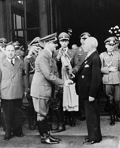 Адольф Гитлер поздравляет Густава Круппа с 70-летием. 1940 год