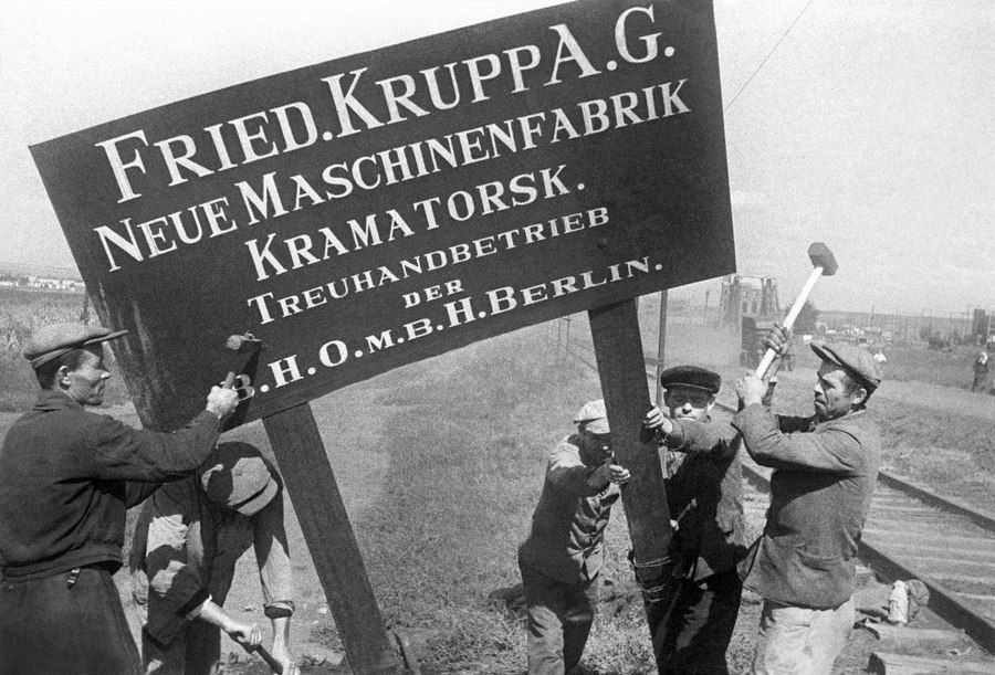 Рабочие Краматорского машиностроительного завода в освобождённом Донбассе. 1943 г.