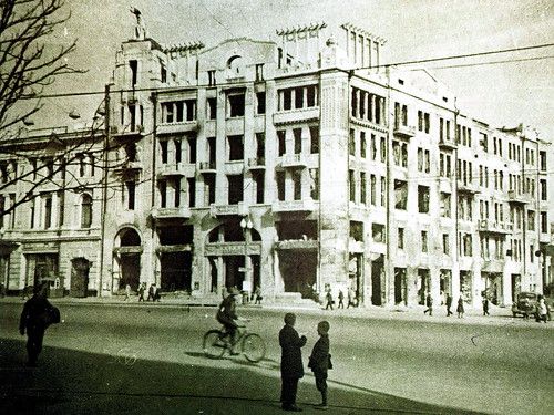 Находясь в Харькове, Вертинский жил в гостинице «Астраханская» (в годы Великой Отечественной войны она была разрушена)