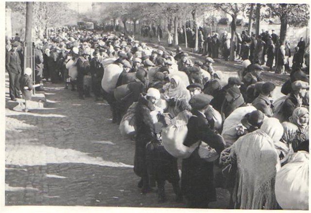 Мариупольские евреи с вещами идут в «полк», октябрь 1941 года