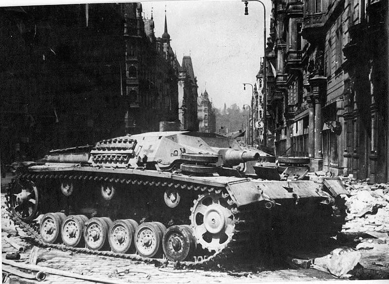 Уничтоженный немецкий танк на улице Праги