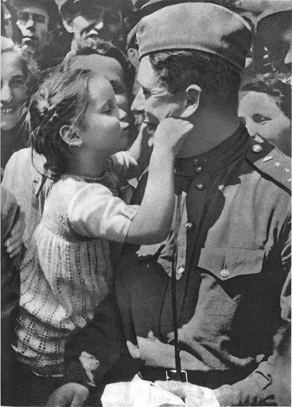 Советский солдат с чешской девочкой