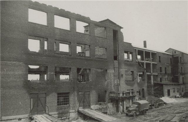 Сгоревшее здание учебного комбината завода им. Ильича, в котором немцы устроили лагерь военнопленных. Фото 1943 года