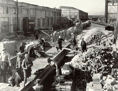 Мариупольцы на разборе завалов на заводе «Азовсталь»