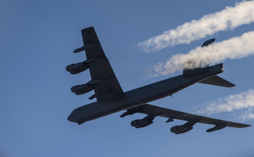 Американские стратегические бомбардировщики В-52Н в небе Украины