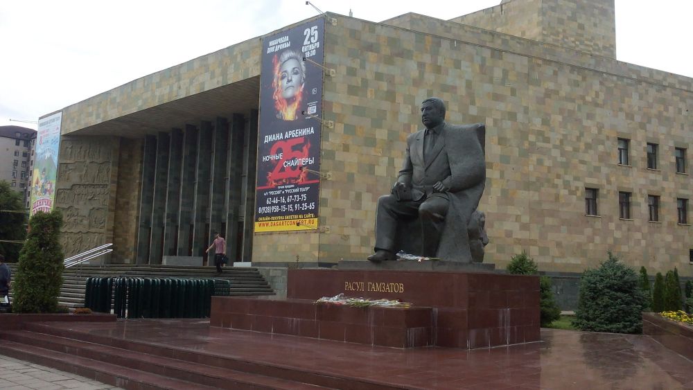 Памятник Р. Гамзатову у здания Русского театра в центре Махачкалы