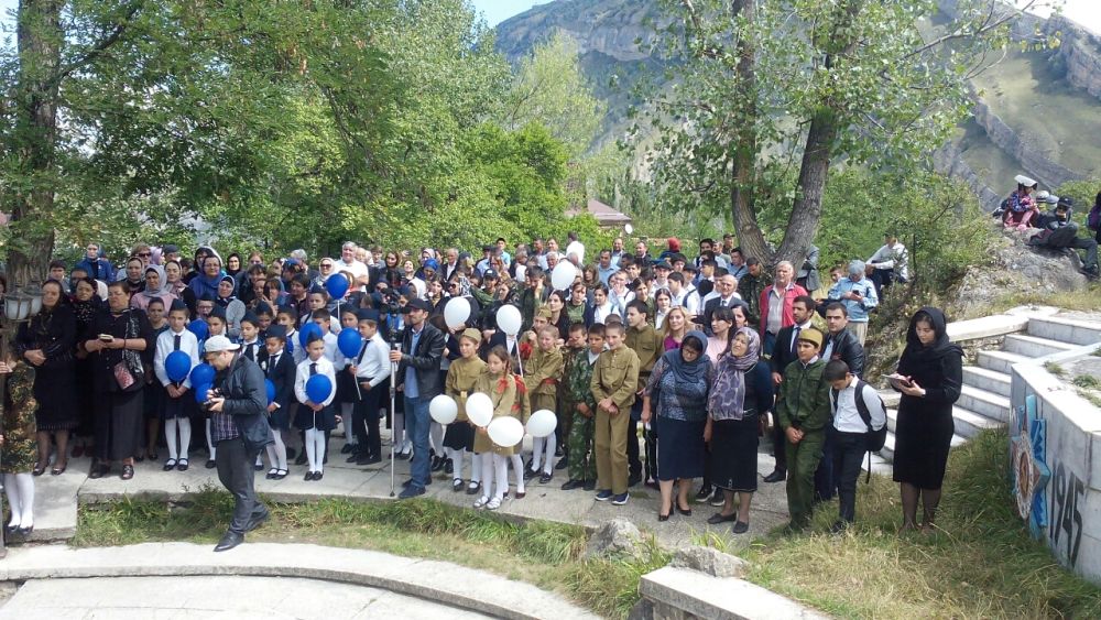 Гуниб. Митинг у стелы «Белые журавли»