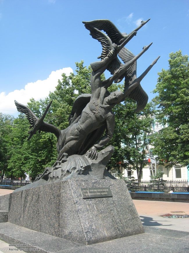 Памятник Неизвестному солдату в Луганске открыт в 2000 г.