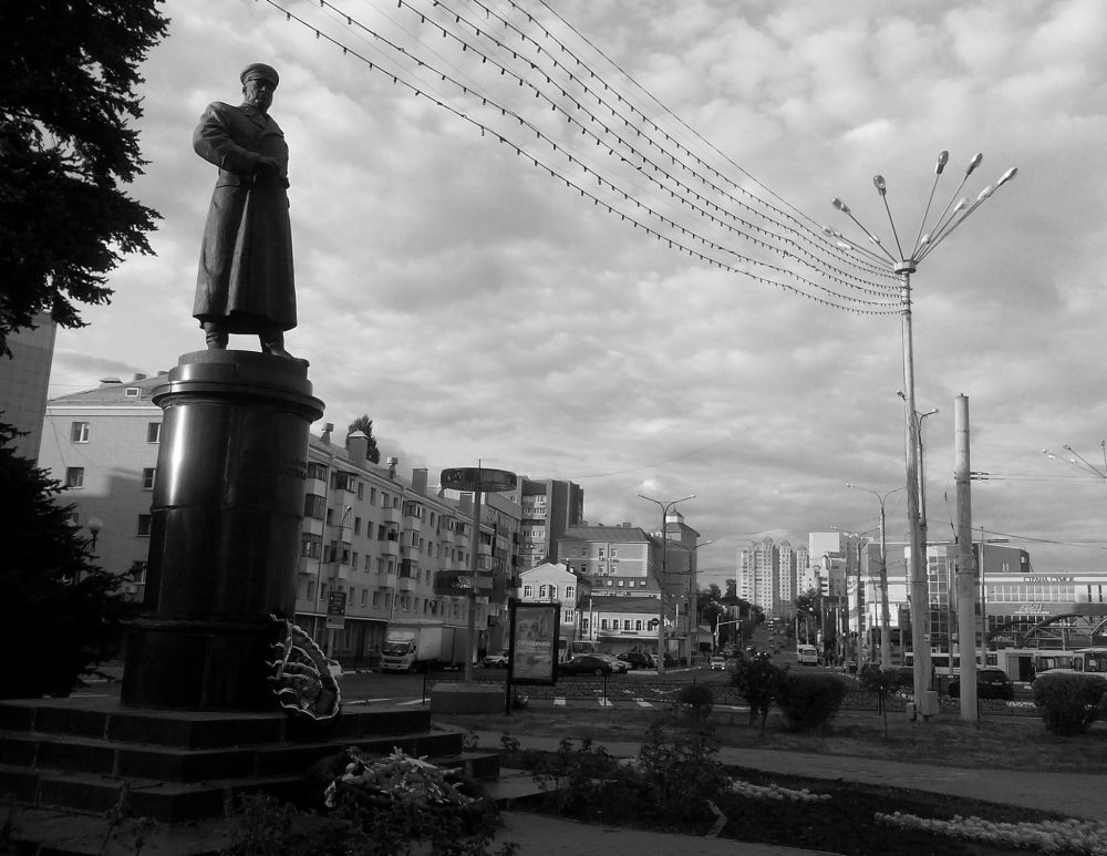 Н. Томский. Памятник генералу армии И.Р. Апанасенко в Белгороде в наши дни. Фото автора