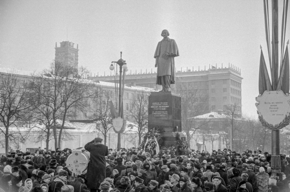 Открытие памятника Н.В. Гоголю на Гоголевском бульваре. Москва, 2 марта 1952 г. Фото Б. Ярославцева.