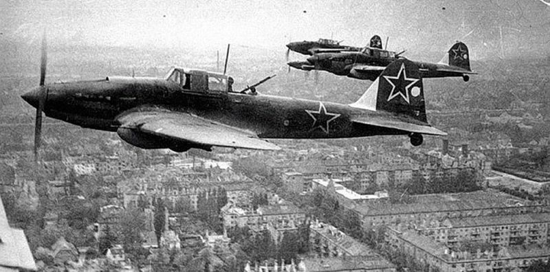 Звено штурмовиков Ил-2М в небе над Берлином. Май 1945 года