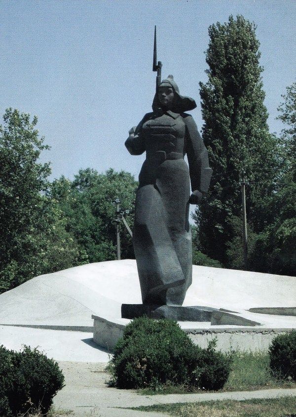 Памятник «Девушка в шинели»