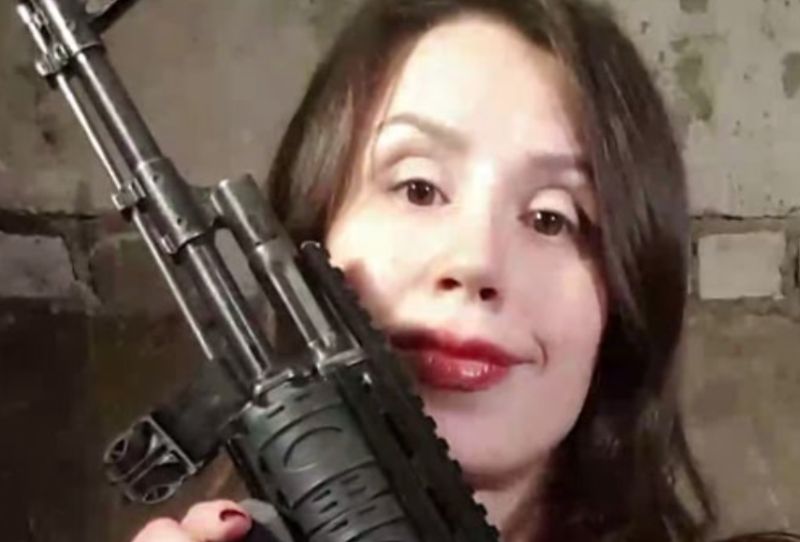 Татьяна Черновол позирует с оружием