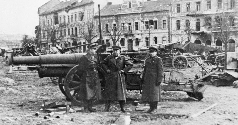 В ходе проведения Ясско-Кишинёвской операции, после боя, на улице одного из взятых городов