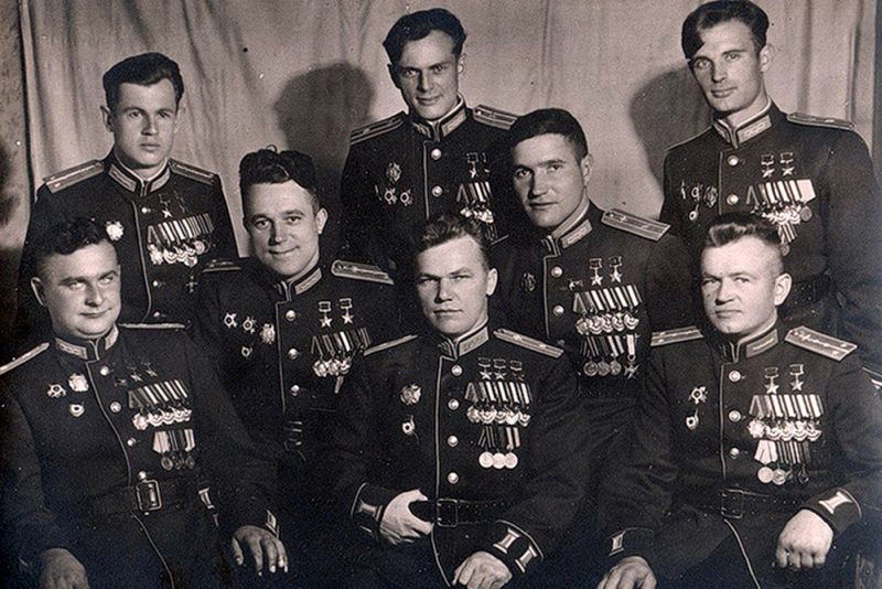 Иван Никитович Кожедуб в кругу с лётчиков-героев