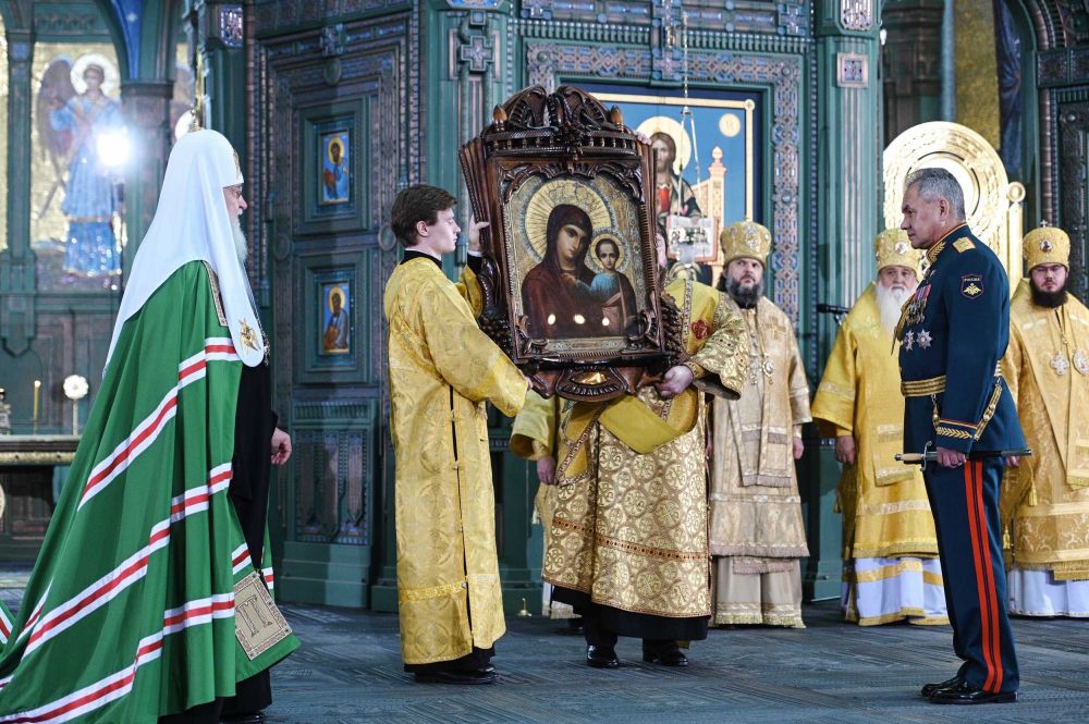 Святейший Патриарх Московский и всея Руси Кирилл передаёт в дар главному храму Вооружённых сил Российской Федерации чудотворную икону Казанской Каплуновской Божией Матери, споспешницы Полтавской победы