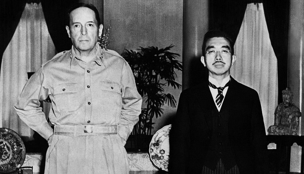 Дуглас Макартур и освобождённый им от судебного преследования император Хирохито