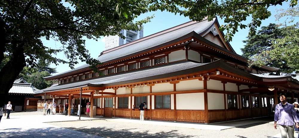 Главный военный синтоистский храм Ясукуни («Мирная страна») – место паломничества милитаристов и реваншистов современной Японии