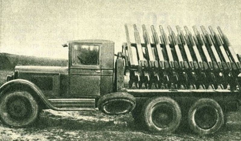 Одна из первых, экспериментальных установок БМ-13. Архивное фото.