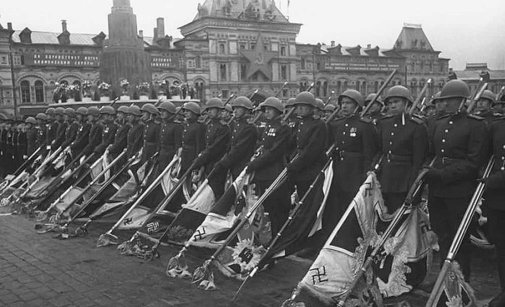 Советские солдаты со штандартами гитлеровских и кайзеровских войск. Через несколько минут они падут к подножию мавзолея
