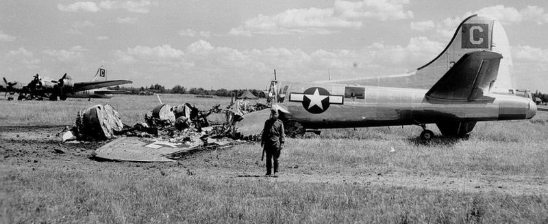 Советский часовой у обломков бомбардировщика B-17 на полтавском аэродроме.