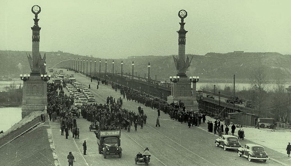 Кадр хроники: торжественное открытие движения по автодорожному мосту имени Е.О. Патона 5 ноября 1953 г.