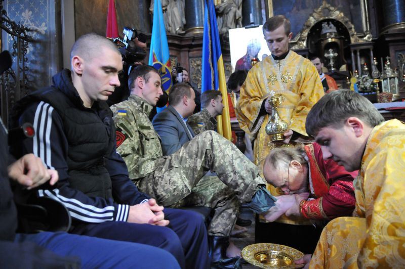 Униаты омывают ноги карателям Донбасса