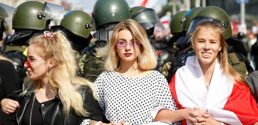 Белорусские студенты на фоне бойцов внутренних войск