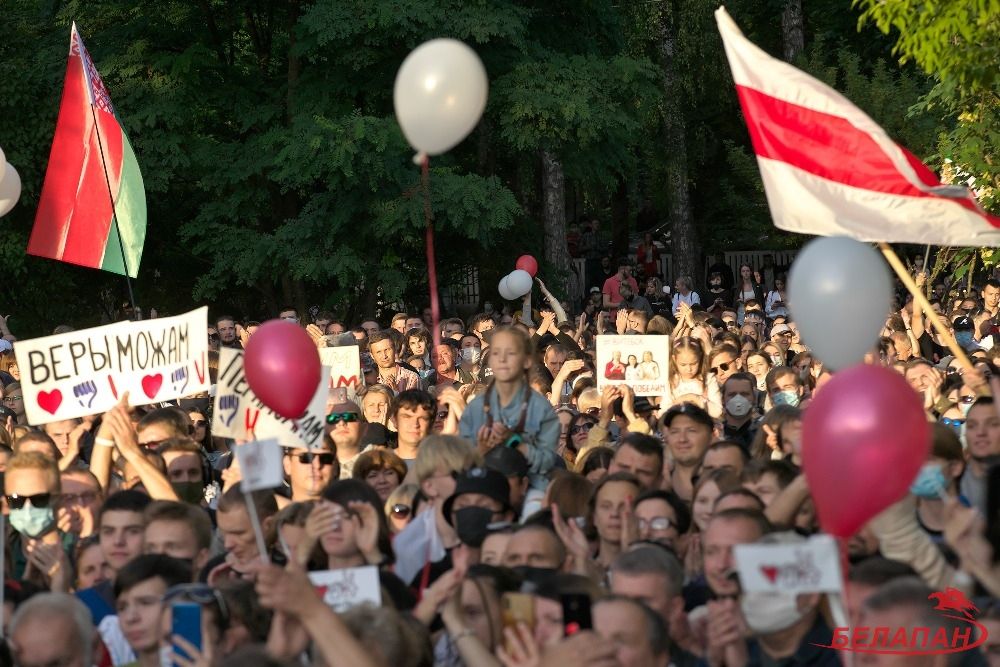 На первые митинги люди выходили и под государственными флагами, БЧБ-символики было немного…