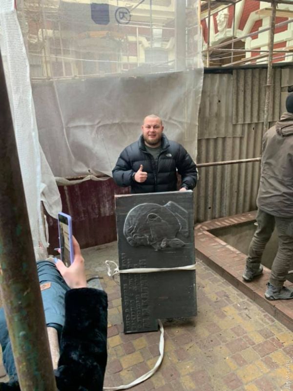 Украинский «активист» позирует с демонтированной памятной доской М. Калинину