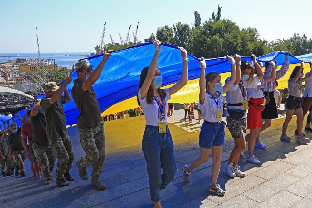 Несмотря на ухищрения фотографа, всё равно не удаётся скрыть того, что организаторам приходится привлекать военных и школьников, дабы изобразить массовость