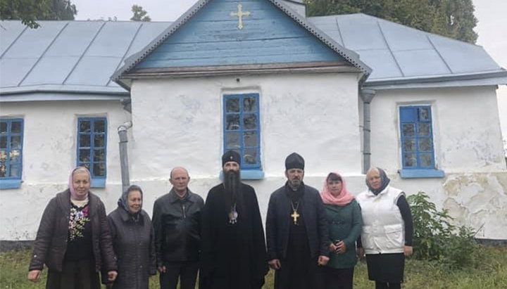 Митрополит Варсонофий и представители изгнанной общины возле своего бывшего храма, превращенного в склад