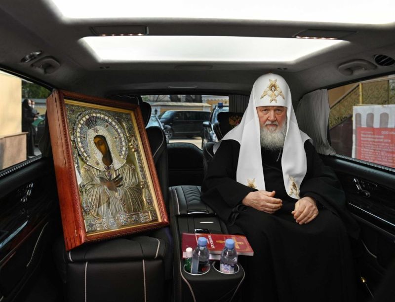 Святейший Патриарх Кирилл совершил объезд Москвы с чудотворной иконой Пресвятой Богородицы «Умиление».