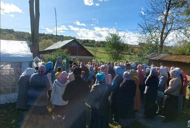 Православные села Будераж возле палатки, заменившей им храм, захваченный ПЦУ