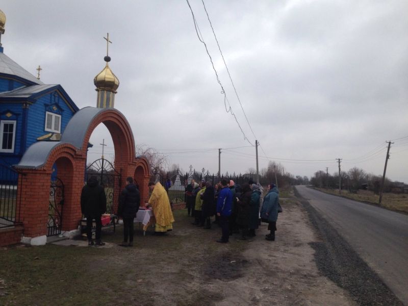 В селе Сусваль православные молятся перед закрытым «пэцэушниками» храмом