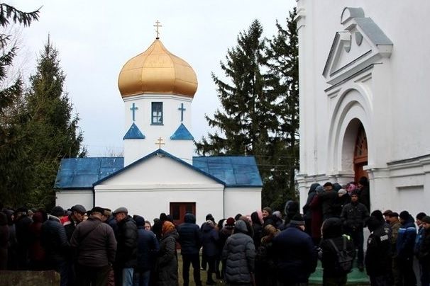 Захваченный «пэцэушниками» храм и звонница в селе Мышин на Волыни