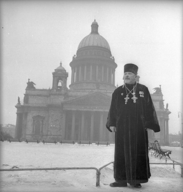 Протоиерей Николай Ломакин у Исаакиевского собора, фото Евгения Халдея